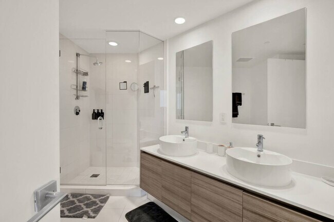 Building Photo - 121 NE 34th St