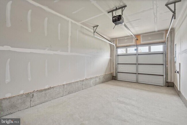Building Photo - 16628 Green Glade Dr