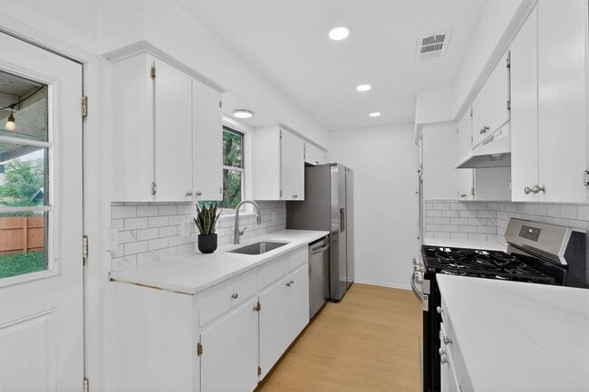 Building Photo - 9807 Dallum Dr