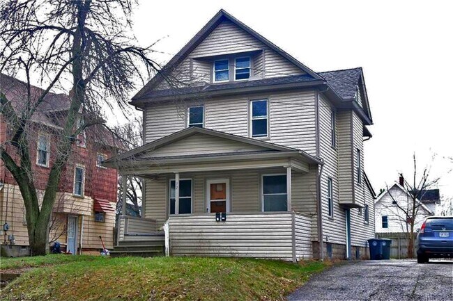 Primary Photo - 72 E Mapledale Ave