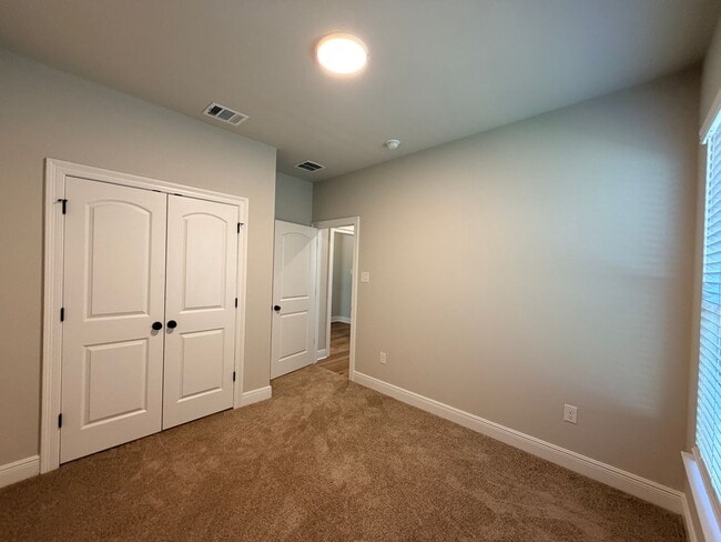 Building Photo - 820 Venecia Dr