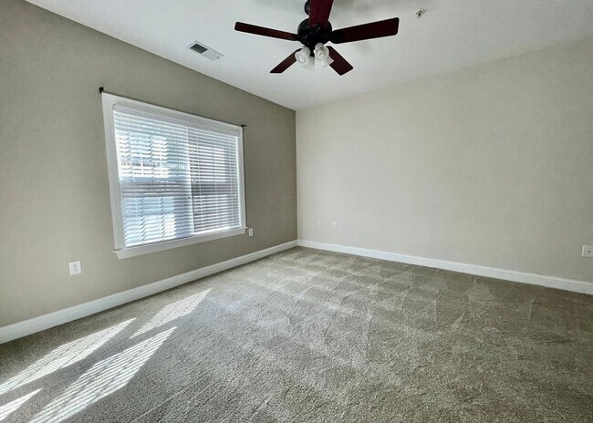 Building Photo - Available May 11th. GROUND FLOOR 3BR/2 BA Condo in Riverland Woods!