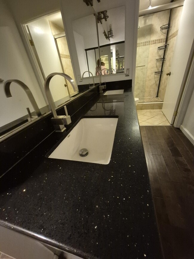 Building Photo - 600 W 9th St