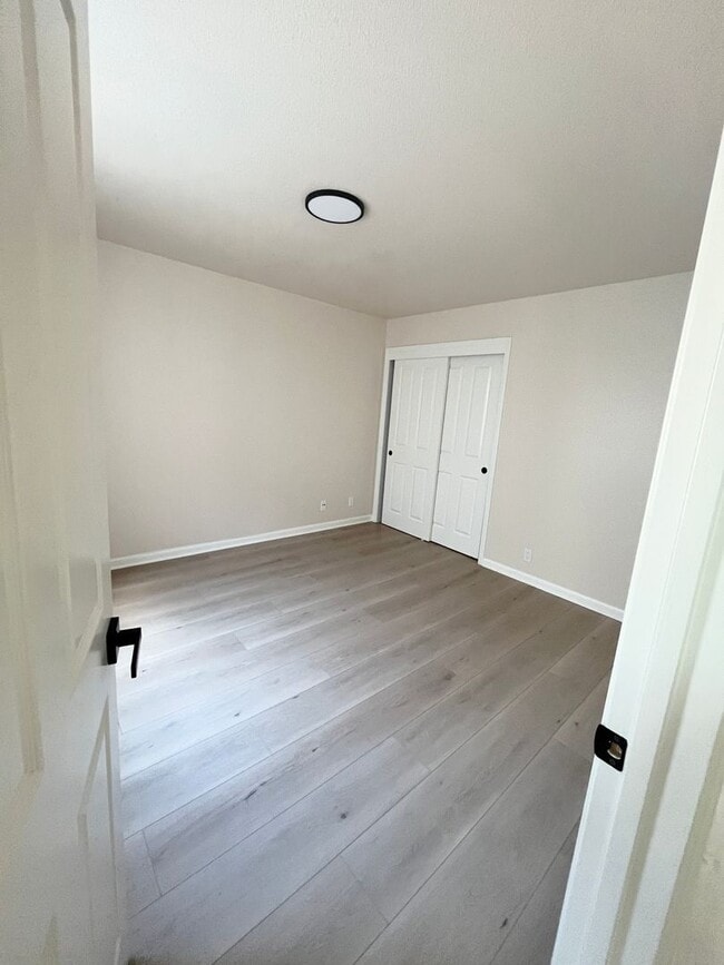 Building Photo - Top Floor 4x2