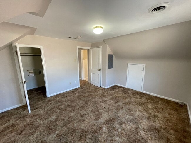 Building Photo - 2 bedroom Home Near Campus! Preleasing for 26/27 School Year!