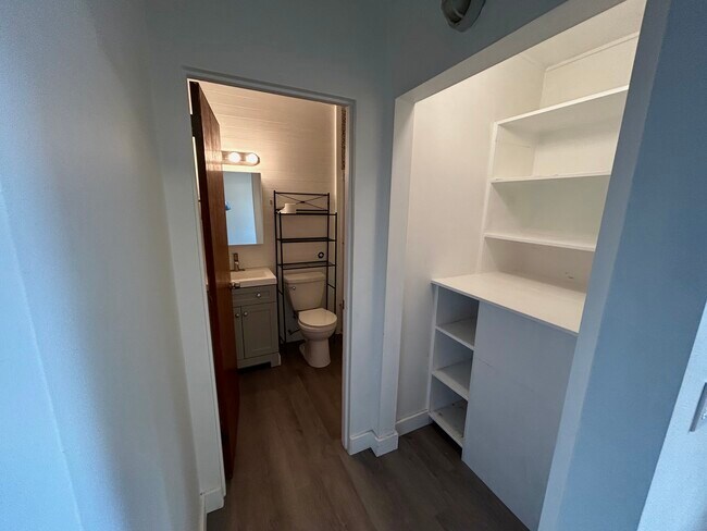 Building Photo - 465 Winslow Way E