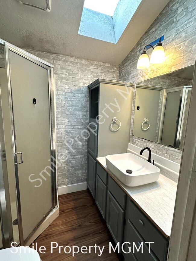 Building Photo - Comfortable Southeast Portland Living with Private Fenced Yards
