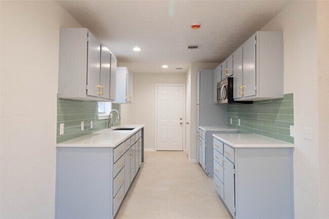 Building Photo - 13111 Campos Dr