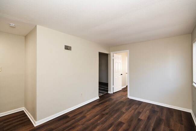 Building Photo - Comfortable 3 Bedroom 1 Bathroom Home