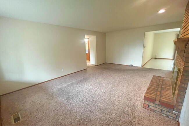Building Photo - 15560 SE Thorville Ave