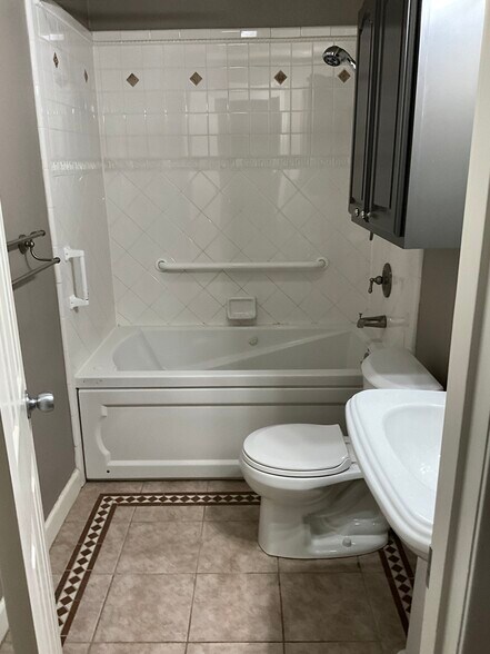 Hall bathroom - 3517 Swan St