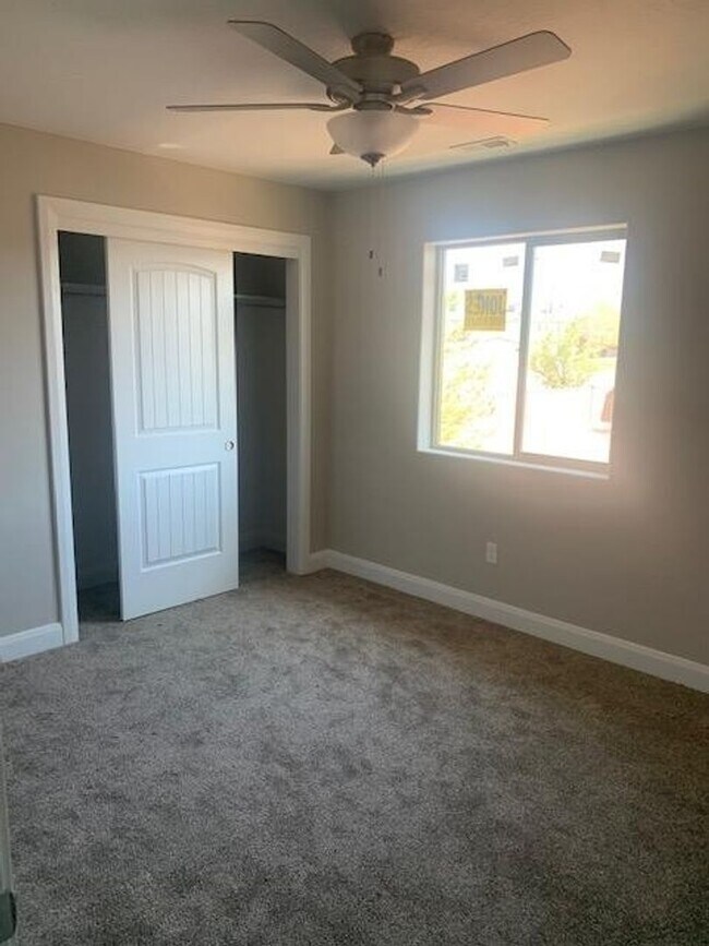 Building Photo - Gorgeous Townhome!  End Unit.