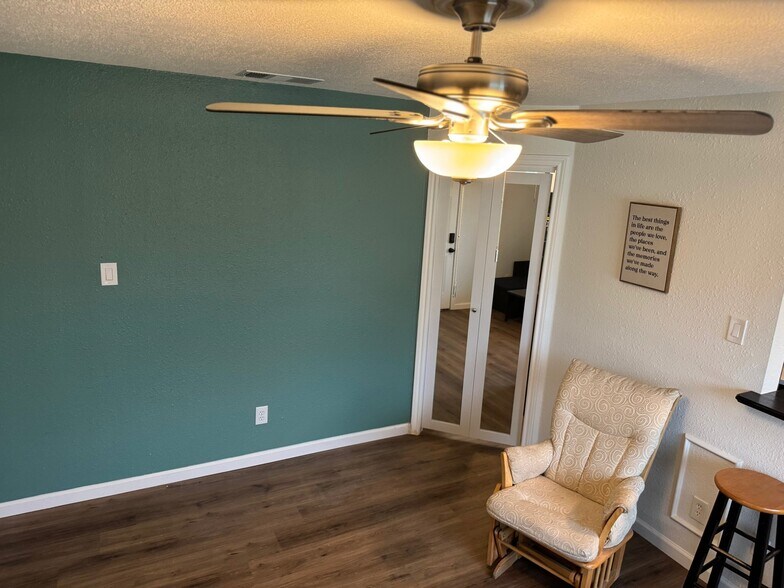 Building Photo - 1123 Disraeli Cir