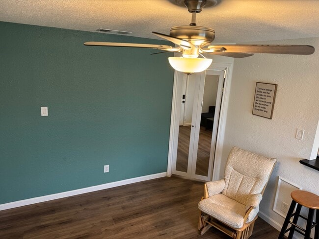 Building Photo - 1123 Disraeli Cir