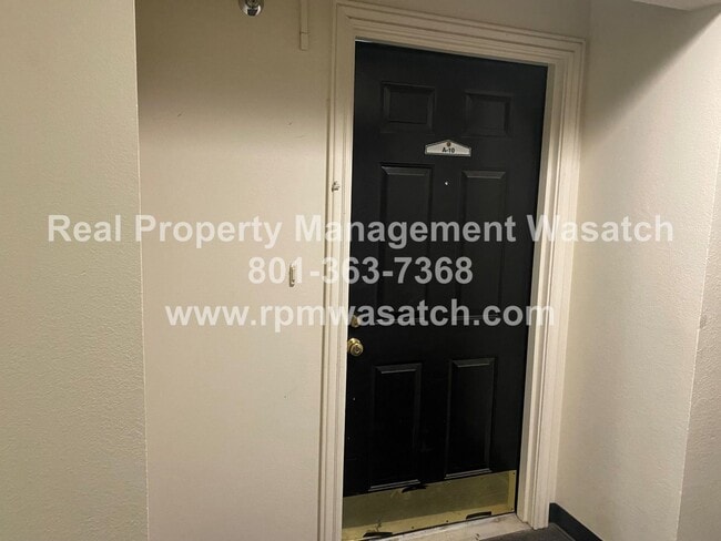 Building Photo - Charming 3 Bedroom 2 Bathroom Downtown Condo!