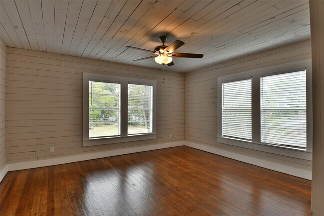 Building Photo - 409 E Austin St