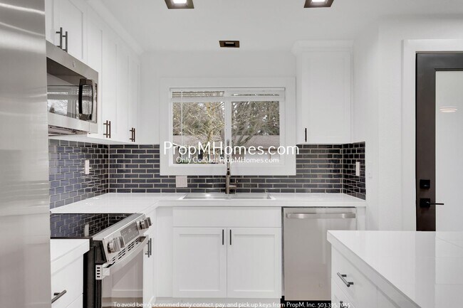 Building Photo - Newly Updated 3 Bedroom Aloha Home - Huge Yard!