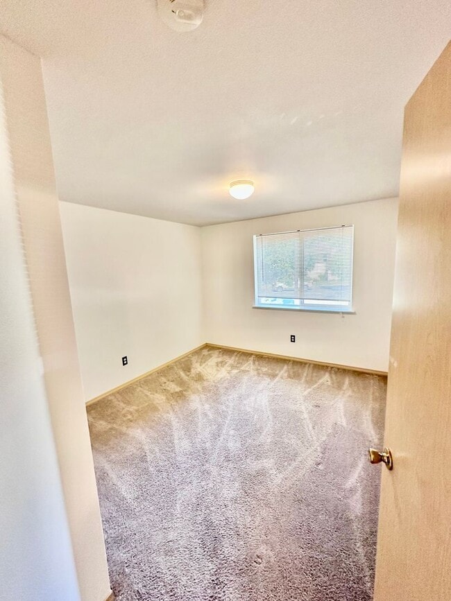 Building Photo - 3bed/2.5 bath home available NOW! Pet frie...