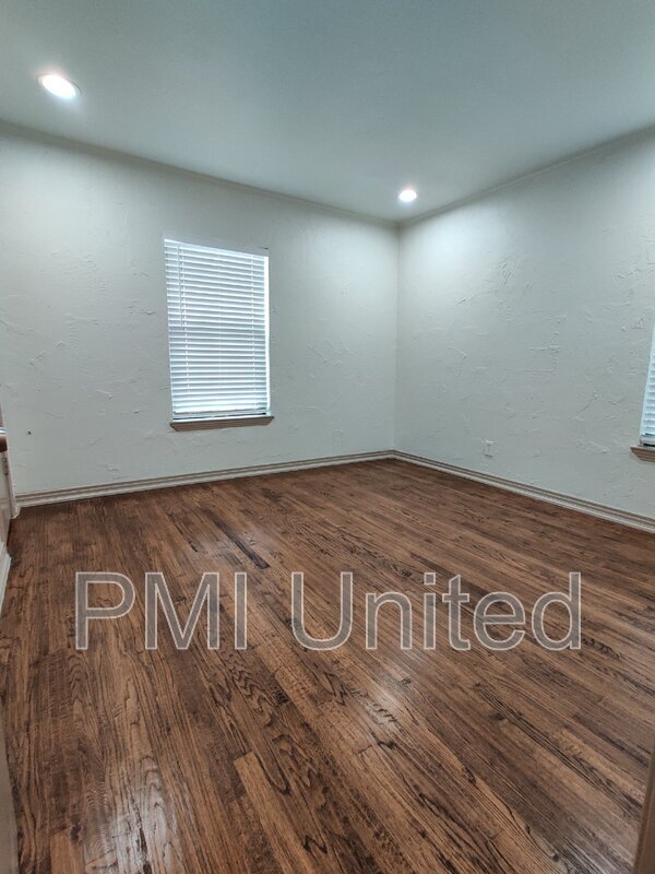 Building Photo - 2216 N Travis St