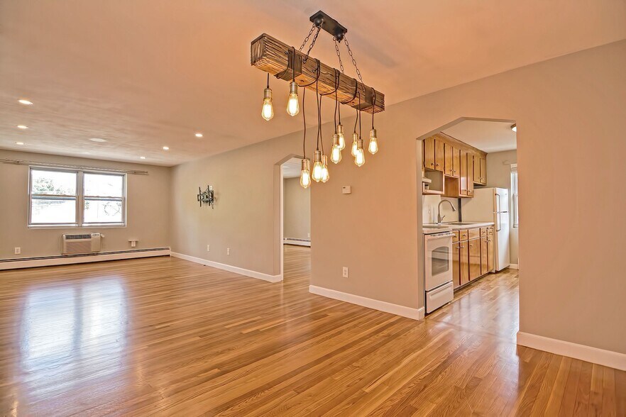 Primary Photo - 33 Montvale Ave