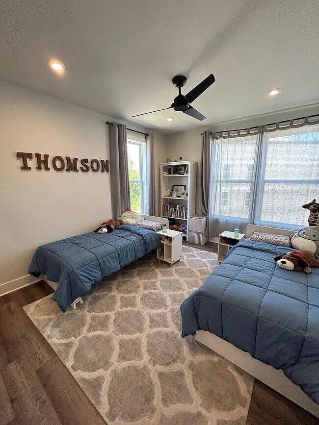 Building Photo - Stunning 3 Bed 2.5 Bath, Open Concept Town...