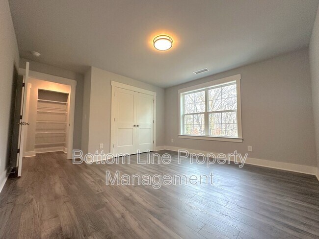 Building Photo - 3814 Starmount Ave