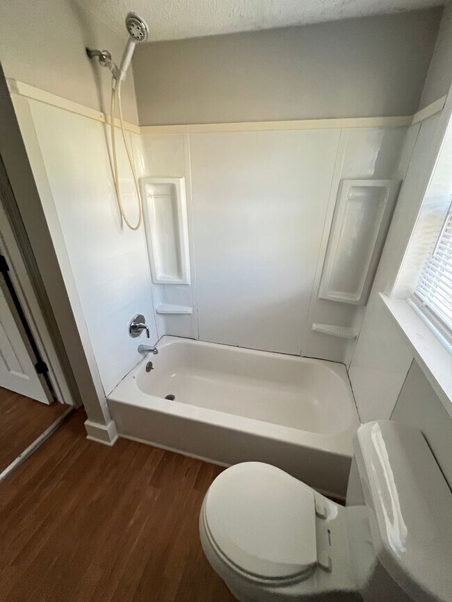 Building Photo - Charming Huntsville Living Awaits!