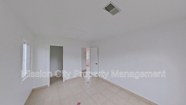 Building Photo - 432 Via Rosa