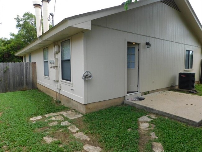 Building Photo - 806 Country Aire Dr