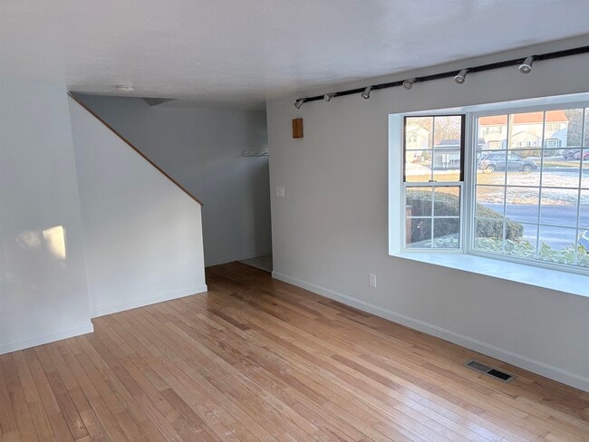 Building Photo - 2 Arabian Ct