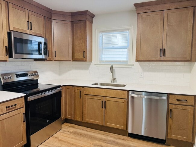 Building Photo - Freshly Remodeled with Garage and Yard