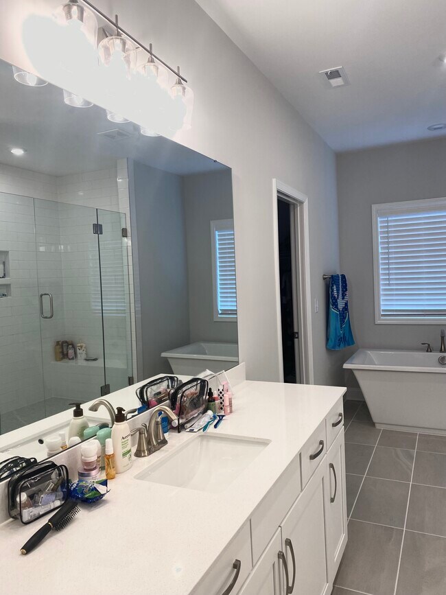 Building Photo - 586 The Parks Dr