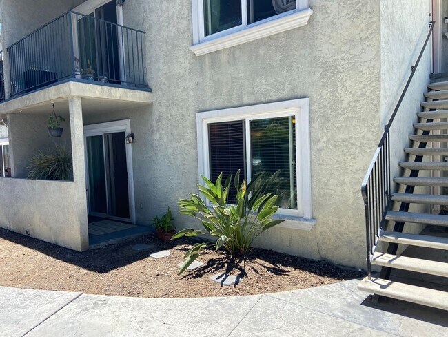 Building Photo - 3 Bed, 2 Bath First Floor Condo in Central...