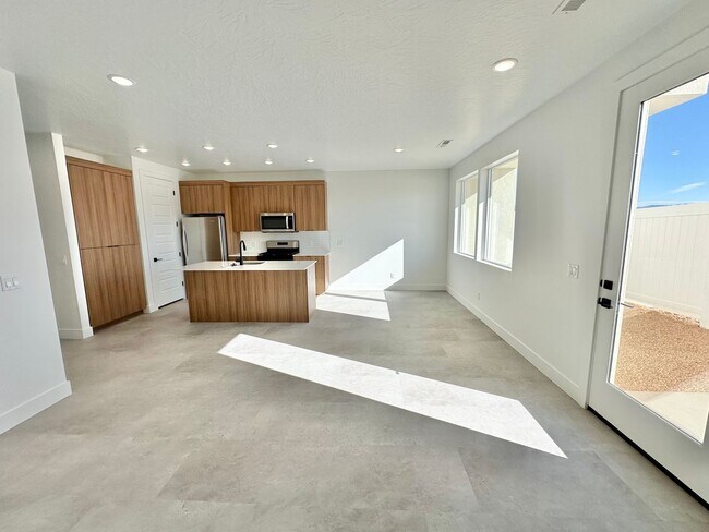 Building Photo - PET FRIENDLY!! HURRICANE TOWNHOME!