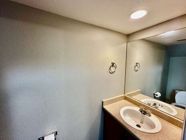 Building Photo - Available Immediately! Charming and cozy townhome in Thornton!