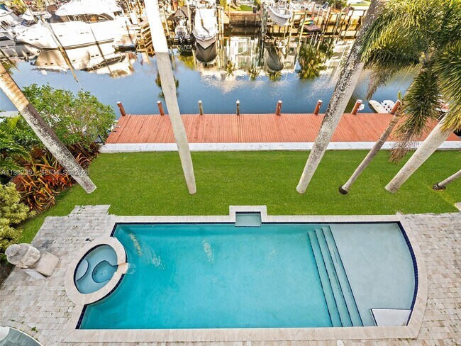 Building Photo - 450 Victoria Terrace