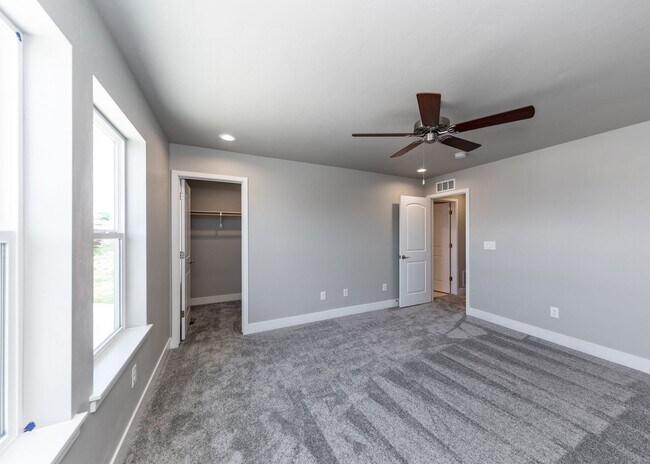 Building Photo - 3 Bedroom Contemporary Townhome off of Austin Bluffs