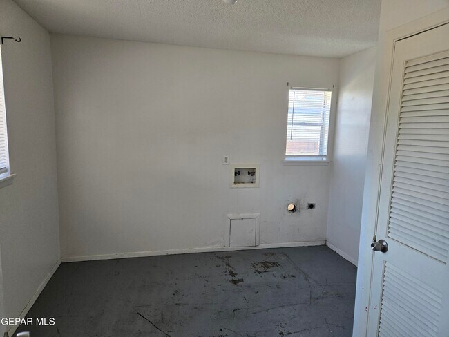 Building Photo - 6627 Escondido Dr