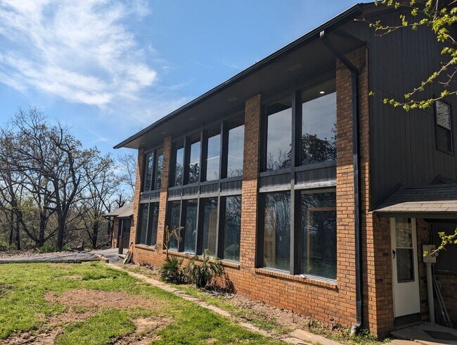 Building Photo - 4 bedroom house, Van Buren