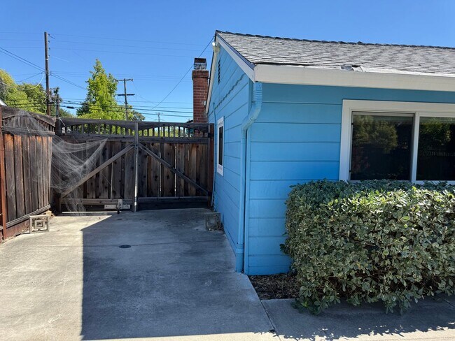 Building Photo - Pleasant Living in Pleasant Hill