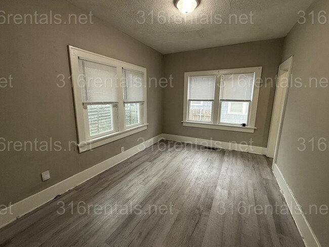 Building Photo - $875 - 2 bedroom / 1 bathroom - Single Fam...