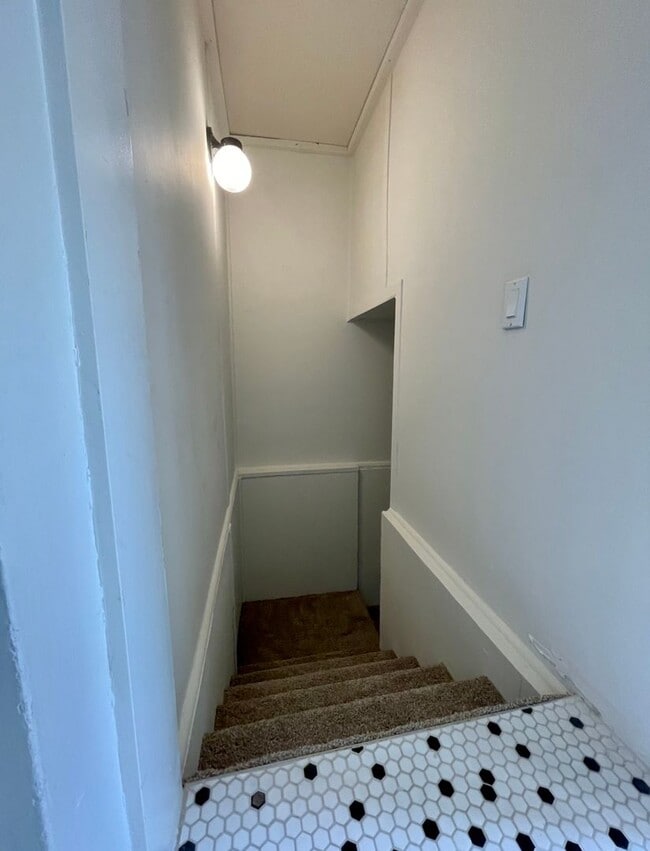 Building Photo - Spectacular View! Remodeled One bedroom with Partially finished basement in Linnton~ Front and ba...