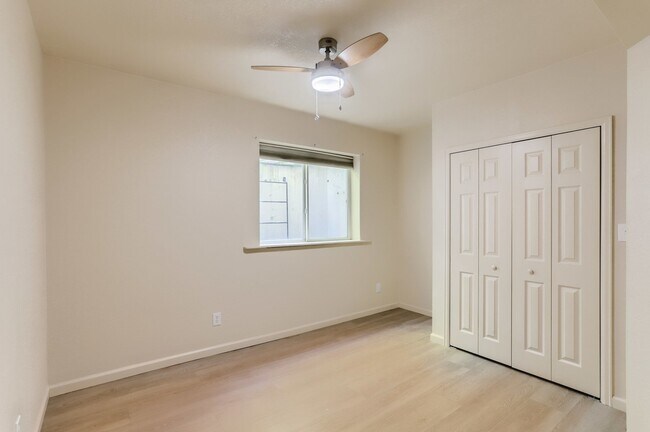 Building Photo - Sunny townhome in West Longmont!