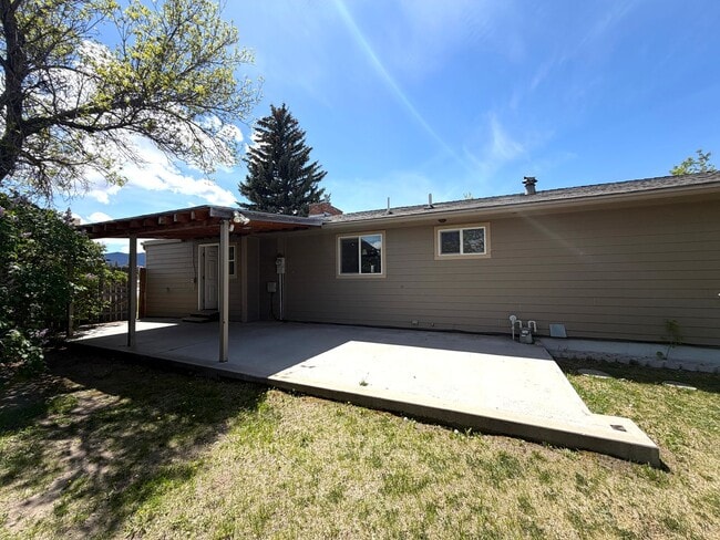 Building Photo - Pet Friendly 2 bed 1/5 bath Single Family Home With Fully Fenced Yard and Garage in great neighbo...