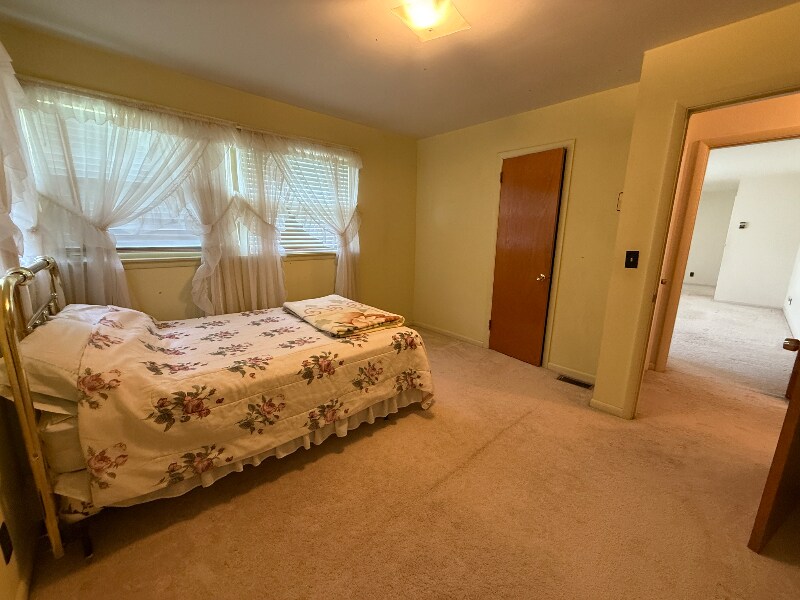 Building Photo - 490 Sunliner Dr