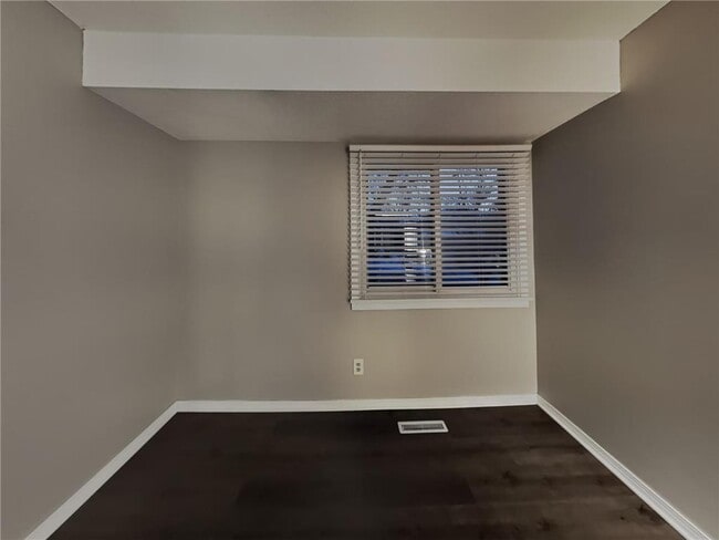 Building Photo - 6865 Buckingham Rd