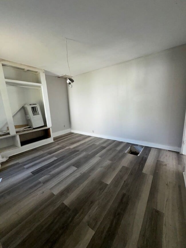 Building Photo - Fully renovated! Rent Reduced!