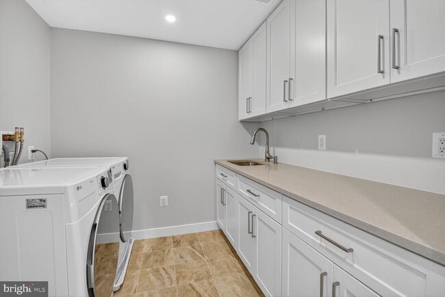 Building Photo - 5310 Cathedral Ave NW