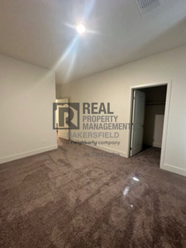 Building Photo - 823 Brookline Ln