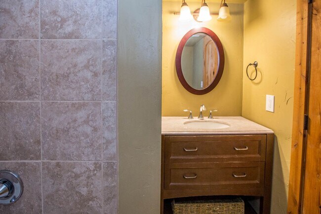 Building Photo - 4 bed/ 3 bath University Rental House ($3,...